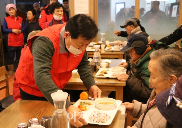 이영필 공영홈쇼핑 대표(왼쪽)가 어르신에게 음식을 담은 식판을 전달하고 있다. 사진=공영홈쇼핑