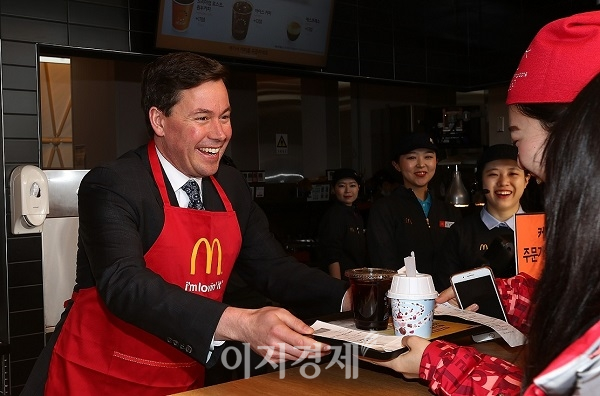 조 엘린저 맥도날드 글로벌 고성장 마켓 사장이 지난 13일 올림픽 기념 맥도날드 매장을 찾아 직원들을 격려하고 있다.  사진=맥도날드