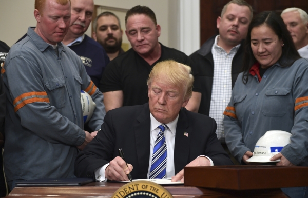 도널드 트럼프 미국 대통령이 8일(현지시간) 백악관 루스벨트 룸에서 미 철강 노동자들이 지켜보는 가운데 미국으로 수입되는 철강과 알루미늄에 높은 관세를 부과하는 행정명령에 서명하고 있다. 사진=뉴시스