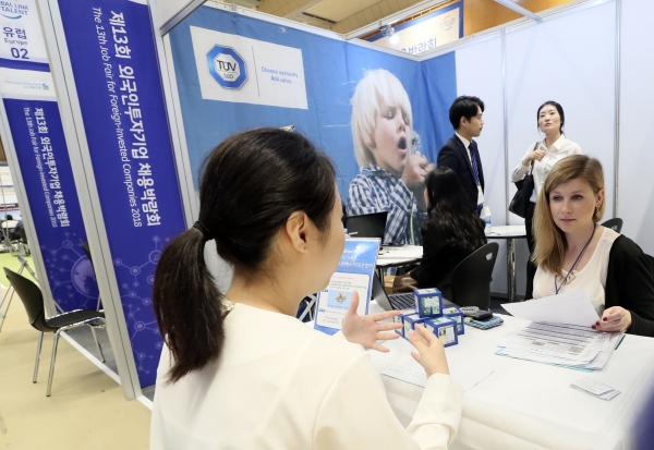 4일 서울 강남구 코엑스에서 열린 '제13회 외국인투자기업 채용박람회'에서 한 구직자가 취업상담을 받고 있다.