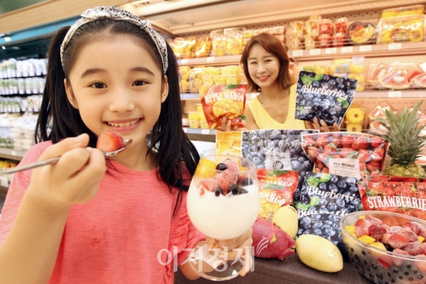 모델들이 8일 오전 서울 용산구 이마트 용산점에서 냉동 과일을 선보이고 있다. 사진=조성진 기자