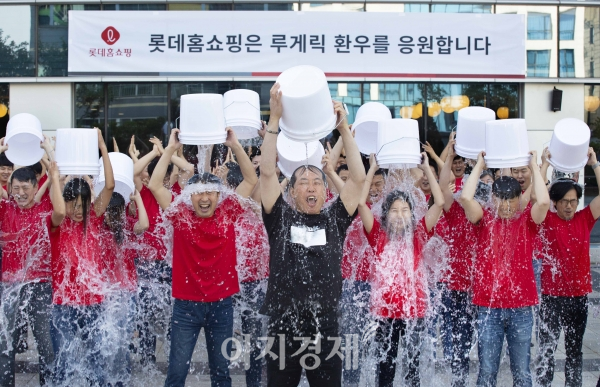 이완신(가운데) 롯데홈쇼핑 대표를 비롯한 임직원 50여명은 2일 서울 영등포구 양평동 본사에서 루게릭병 환우 지원을 위한 '아이스버킷 챌린지'에 동참하고 있다. 사진=롯데홈쇼핑