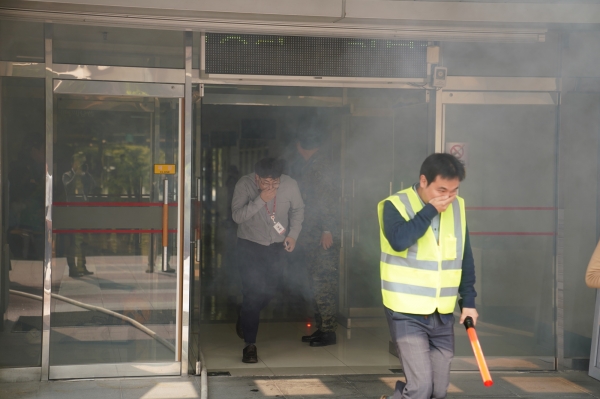 롯데건설 임직원들이 15일 잠원동 본사에서 화재대피훈련을 실시하고 있다. 사진=롯데건설
