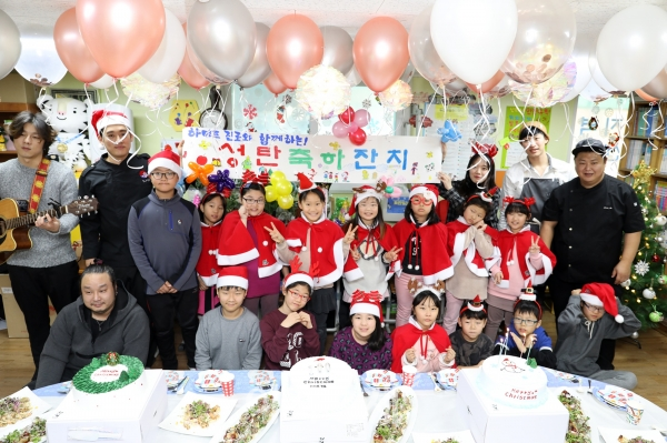 하이트진로는 지난 20일 서울 대림동 한울지역아동센터를 찾아 특별한 크리스마스를 선물하고 기념사진을 촬영하고 있다. 사진=하이트진로