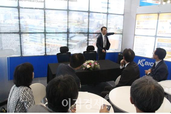 박구선 오송첨단의료산업진흥재단 이사장이 17일 서울 코엑스에서 열린 ‘빅데이터-인공지능 연계 플랫폼 구축 및 전문인력 양성’을 위한 업무협약식 직후 재단 현황에 대해 설명하고 있다. 사진=한국제약바이오협회