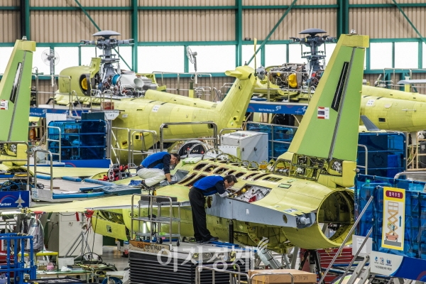 KUH-1 기동헬기, T-50 고등훈련기 최종 조립 현장의 모습. 사진=한국항공우주산업