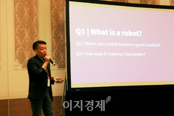 노진서 LG전자 로봇사업센터장 전무가 지난 7일 마카오 콘래드 호텔에서 열린 ‘LG ROS(LG Robot Seminar)’에서 로봇사업의 비전과 전략을 발표하고 있다. 사진=LG전자