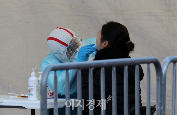 한 의료진이 방역복과 마스크를 착용하고 선별검사를 시행하고 있다. 사진=문병희 기자