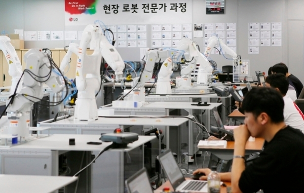 LG전자 협력사 직원들이 26일 경기도 평택시 LG전자 러닝센터에서 로봇 자동화 교육을 받고 있다. 사진=LG전자