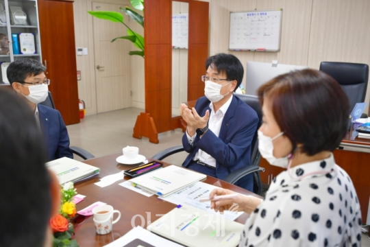 손병환(왼쪽 두번째) NH농협은행장이 지난 25일 서울 용산구 고객행복센터를 방문해 직원들과 대화하고 있다. 사진=NH농협은행