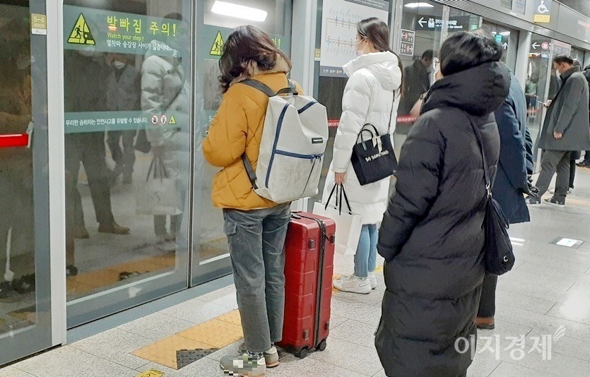 세계가 코로나19에 몸살을 앓고 있지만, 한 20대 여성이 어디론가 여행을 가기 위해 서울지하철 9호선 김포공항행 열차를 기다리고 있다. 사진=정수남 기자.