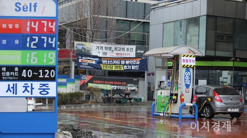 서울 서초구 사평대로 이수교차로에 있는 주유소의 이번주 유가 현황. 사진=정수남 기자