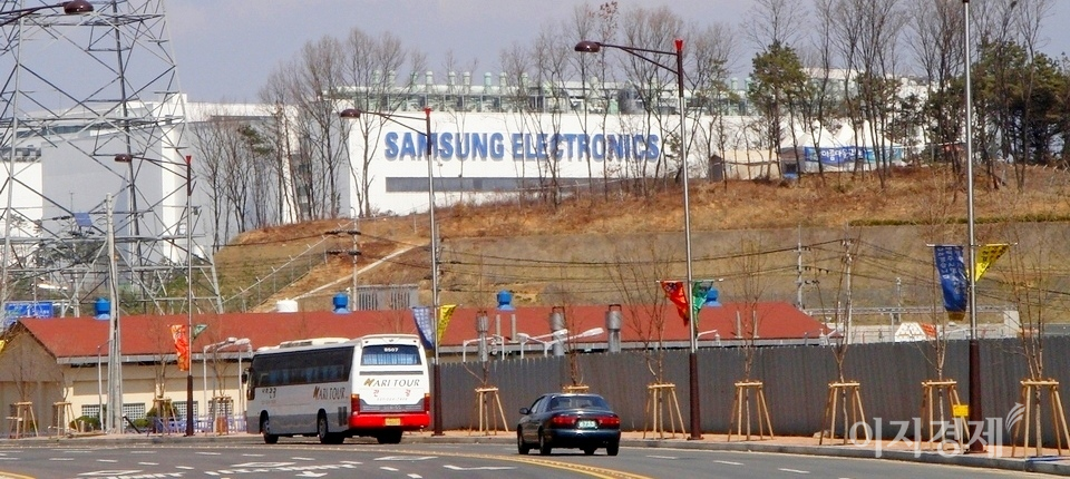 삼성전자 기흥반도체 공장. 삼성전자는 한국 수출과 반도체 산업을 주도하고 있다. 사진=이민섭 기자