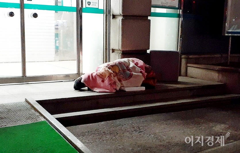 한 노숙인이 날이 풀리자 지상으로 나왔다. 이날 새벽 성남시의 기온은 영상 2℃를 찍었다. 사진=김보람 기자