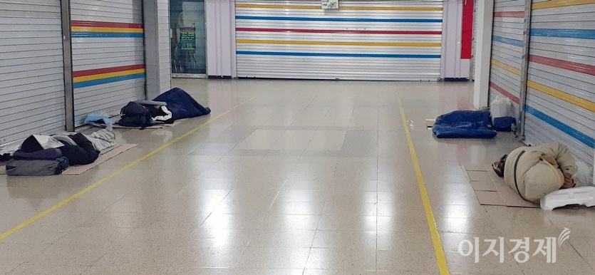 앞서 밤기온이 영하 20℃ 이상을 기록한 이달 초중순 노숙자들은 산성대로와 나란히 있는 서울지하철 8호선 신흥역과 수진역을 잇는 1㎞의 성남 중앙지하상가에서 밤을 났다. 사진=김보람 기자