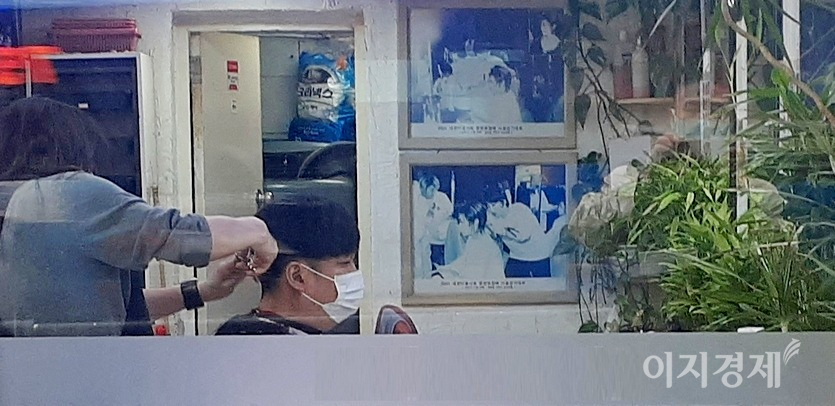 인근에 있는 다른 미용실에서는 헤어디자이너가 20대 남성의 머리카락을 정리하고 있다. 사진=김보람 기자