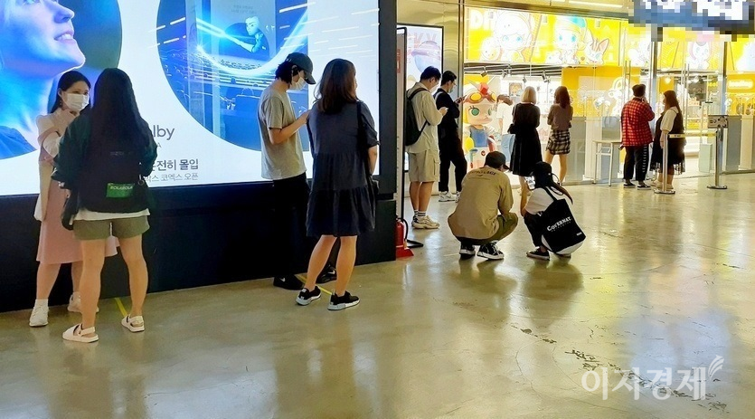 지난해 9월 코엑스 몰에서 각각 개점한 (위부터) 패스트푸드점과 인형 등 소품 판매점 개점 행사의 경우 고객들은 거리두기를 준수했다. 사진=김보람 기자