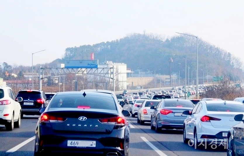 3월 첫째 주 주말 고속도로는 쌀쌀한 날씨 영향으로 교통량이 줄어 ‘다소 혼잡’이 예상된다. 지난 주말 서울외곽순환고속국도 모습. 사진=김보람 기자