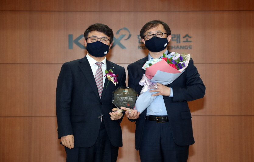 임재준(왼쪽) 한국거래소 유가증권시장본부장과 김정호 KAI 상무가 3월9일 부산 남구 한국거래소 대회의실에서 열린 ‘2020년 유가증권시장 공시우수법인’ 시상식에서 기념촬영을 하고 있다. 사진=KAI