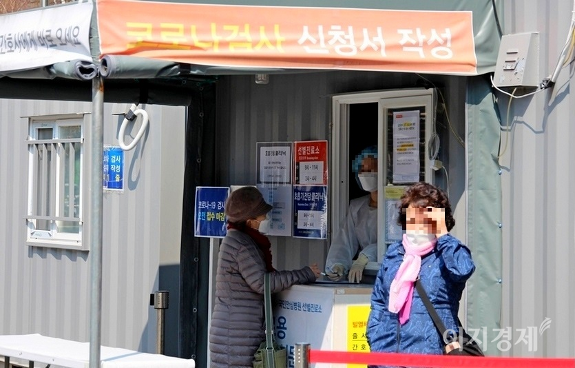 서울 노원구 상계백병원 선별진료소에서 한 노인이 선별 검사에 대해 문의하고 있다. 사진=김보람 기자