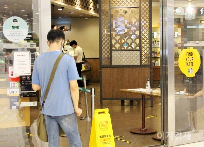 코엑스에 있는 커피전문점의 1일과 지난해 11월 3일 모습. 지난해 11월 3일에는 포장만 가능했다. 사진=김보람 기자