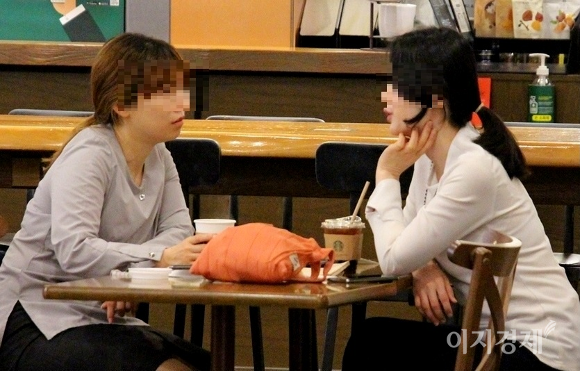 같은 커피전문점. 두 여성이 취식 후 마스크를 쓰지 않고 대화하고 있다. 사진=김보람 기자
