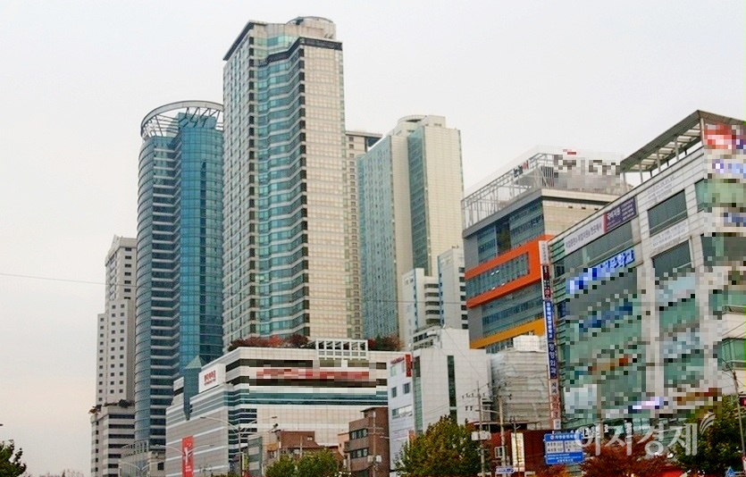 1분기 오피스텔을 제외한 상업·업무용 부동산 거래량이 크게 늘었다. 1급 상권인 서울 신림동사거리 모습. 사진=이지경제