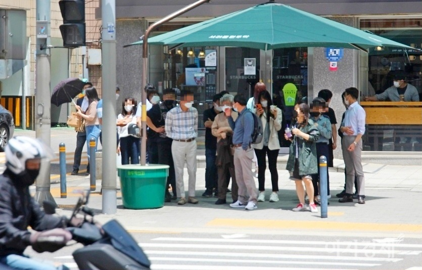 서울 서초구 방배로에 있는 그늘막에서 녹색불을 기다리는 행이들이 몰려 있다. 사진=정수남 기자