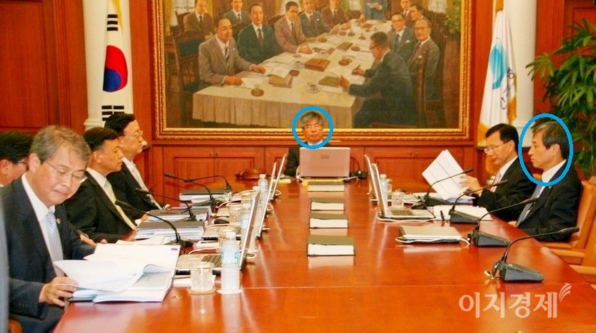 (오른쪽 파랑 원부터)이 총재는 김중수 전 총재와 함께 국내 대표적인 금리인상론자다. 2011년 7월 14일 금통위 모습. 사진=정수남 기자