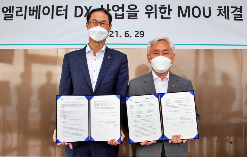 (왼쪽부터)박종욱 KT 경영기획부문장 사장과 현대엘리베이터 송승봉 대표이사가 MOU 체결 후 기념사진을 찍고 있다. 사진=현대엘리베이터