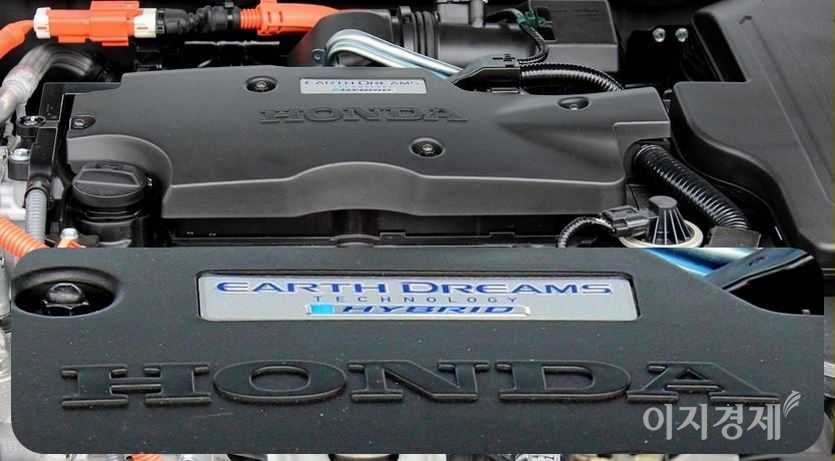 2직렬 4기통인 2000㏄ 가솔린 엔진은 CVT 자동변속기와 조합으로 최고 출력 145마력에 최대 토크 17.8㎏·m을 각각 구현했다. 엔진 상단에 ‘지구의 꿈(친환경)’이 영문으로 개셔졌다. 사진=정수남 기자