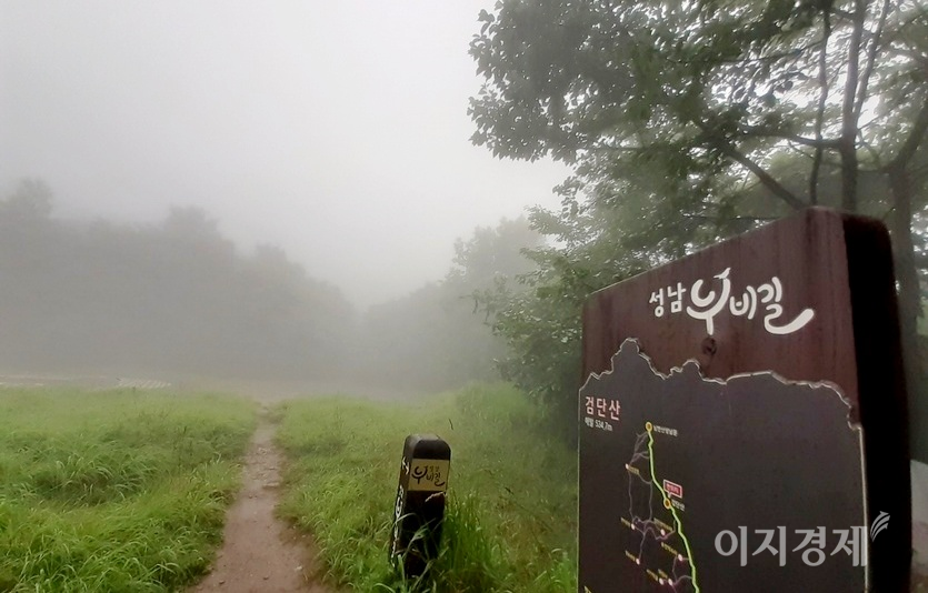 성남시와 광주시 경계인 해발 538m의 검단산 정상이다. 장맛비가 내리고 있어, 공기중에 물방울이 가득하다. 사진=정수남 기자