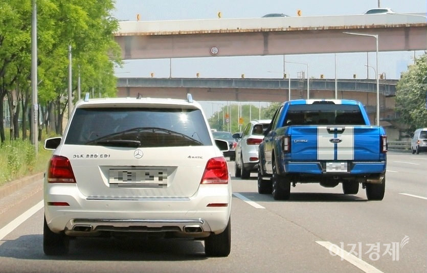 서울 강변북로에서 (왼쪽부터)벤츠의 스포츠유틸리티차량(SUV)과 포드의 픽업트럭 F150을 나란히 잡았다. 사진=정수남 기자