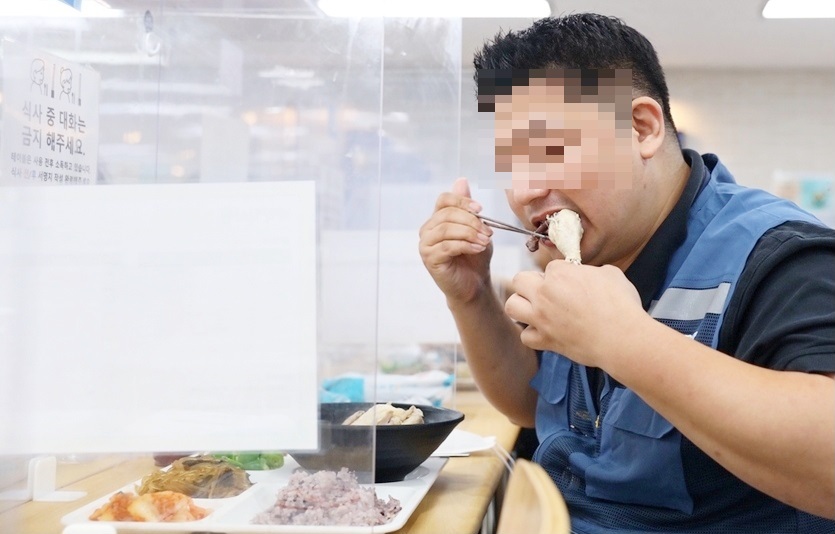 쿠팡 안성 물류센터 직원이 회사가 준비한 삼계탕을 먹으며 더위를 이겨내고 있다. 사진=쿠팡