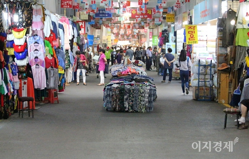 쿠팡은 서울신용보증재단과 함께 ‘서울시 전통시장 온라인 종합지원’을 위한 업무협약을 맺었다. 종로5가 광장시장. 사진=이지경제