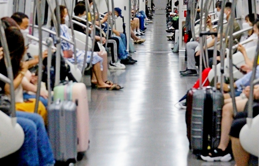 10일 해외유입 확진자는 78명으로, 전날(63명)보다 23.8% 크게 늘었다. 여행객들이 서울지하철 9호선 김포공항 행을 탔다. 사진=이지경제