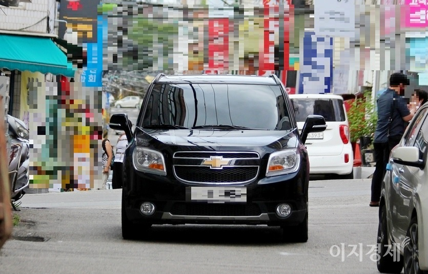 극 초반 박 과장이 가족 차량으로 하얀색 쉐보레 올란도를 타면서, 쉐보레가 홍보 효과를 낸다. 사진=정수남 기자