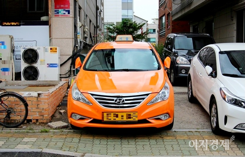 극 초중반부터 극 중후반까지 현대차 쏘나타 서울 택시가 스크린에 고정돼 있다. 정수남 기자