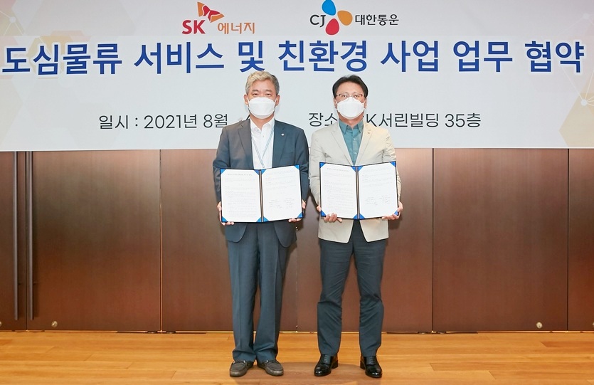 (왼쪽부터)CJ대한통운 신영수 택배부문 대표와 SK에너지 오종훈 P&M CIC대표가 협약 체결 후 기념사진을 찍고 있다. 사진=SK에너지