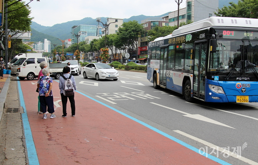 승객들은 항상 안전사고에 노출돼 있으며, 성남시 중원구 산성대로 5차선 버스정류장에 차들이 주정차해 버스는 도로 한가운데 정차한다. 사진=정수남 기자