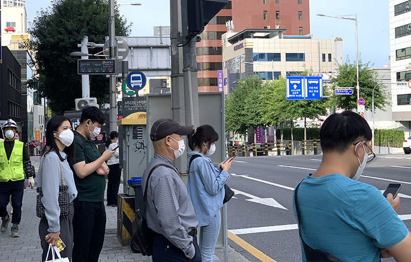 아침 출근길 시민들이 코로나19 예방을 위해 마스크를 쓰고 있다. 사진=김성미 기자