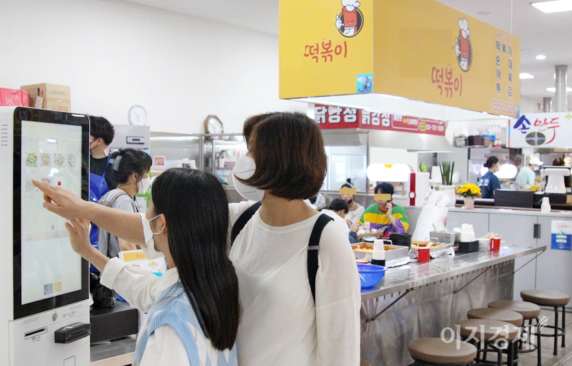 경기도 성남시 수정구에 있는 공설 시장인 중앙시장에 입점한 한 분식집. 모녀로 보이는 손님이 키오스트를 통해 주문하고 있다. 사진=정수남 기자
