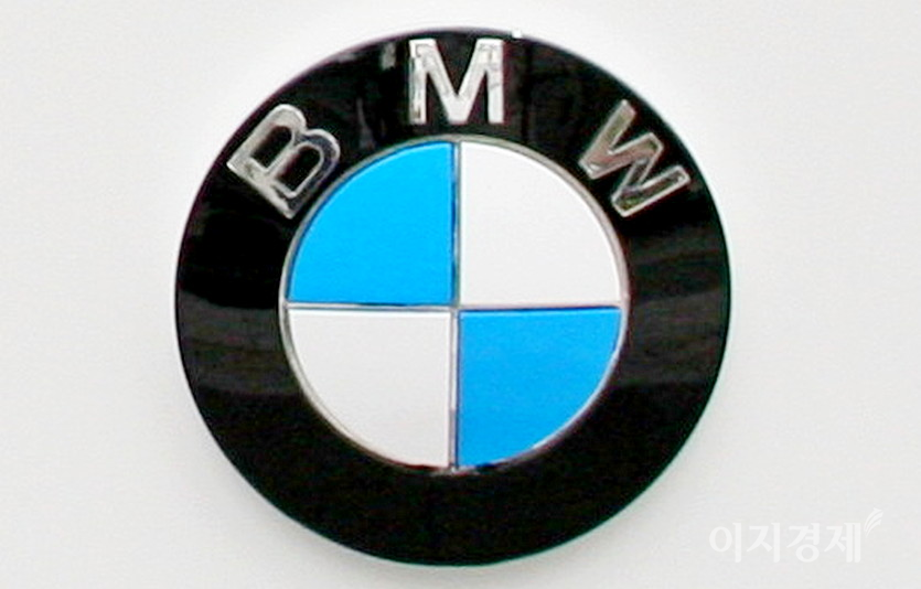 BMW는 2004년부터 GRI 기준을 적용해 지속가능성 요소를 알리고 있다. 독일 바이에른주의 상징을 형상화한 BMW 엠블럼. BMW 본사는 바이에른주 뮌헨에 있다, 사진=김성미 기자