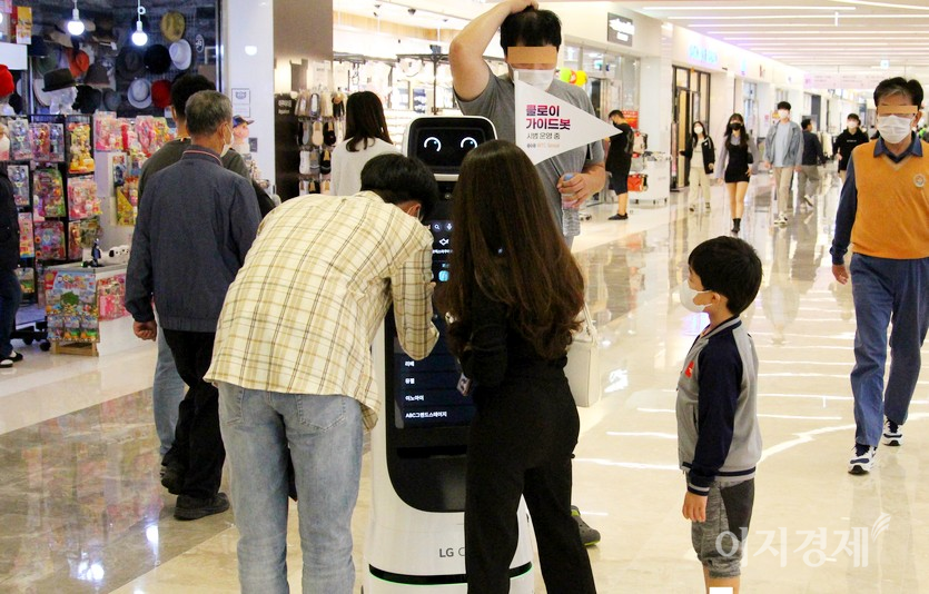 (위부터)서울 삼성동에 있는 복합쇼핑몰 스타필드 코엑스에서 아버지와 아이들이 지난 주말 가이드로봇을 통해, 한 20대 남성이 매장 입구에서 지도를 보고 각각 행선지를 찾고 있다. 사진=정수남 기자
