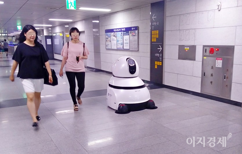 서울지하철 1, 2호선 환승역인 시청역사에서는 로봇이 청소도 한다. 사진=정수남 기자