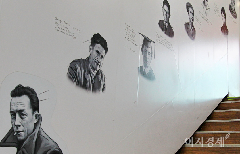 서울 강남에 자리한 한 서점 입구에 대문호의 초상화가 붙었다. 노벨문학상 수상 작가인 프랑스의 (앞부터)알베르 까뮈, 1984년의 작가 조지 오웰, 시인 윤동주, 프란츠 카프카. 사진=정수남 기자