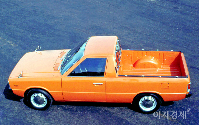 1974년 현대차는 첫 국산차 포니(1500㏄)를 만들어 이탈리아 모터쇼에 출품했다. 당시 해치백 포니는 ‘꽁지 빠진 닭’이라는 별칭으로 세계를 질주했다. (위부터)포니1, 포니2, 포니2 픽업트럭. 사진=이지경제 사진DB