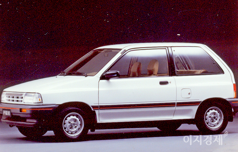 4= 프라이드는 1987년 3월부터 1999년 11월까지 생산 판매됐다. 1999년 11월 후속 리오가 출시되면서 단종됐다. 프라이드는 12년 동안 완전변경을 거치지 않은 유일한 차량이다.2005년 기아차는 프라이드를 재 출시했다. (위부터)프라이드 초기 모델과 2013년 모델. 사진=이지경제 DB, 정수남 기자