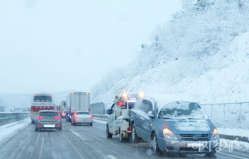 폭스바겐, 콘티넨탈 등이 한국 고객의 겨울 안전 운행을 돕기 위한 다양한 행사를 진행한다. 폭설로 차량들이 고속도로에서 서행하고 있다. 사진=이지경제