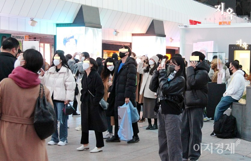 (위부터)넷플릭스가 최근 개봉한 영화 ‘지옥’을 서울 삼성동 코엑스 광장에서 홍보하고 있다. 코엑스 내부 모습. 행인들이 무더기로 몰려있다. 거리두기는 없다. 사진=정윤서 기자